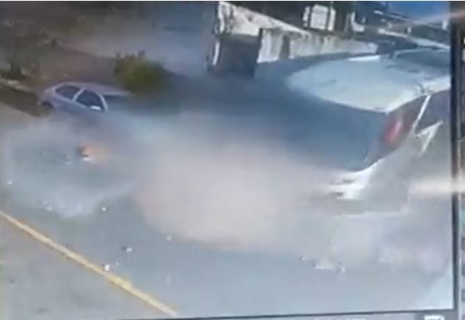 Muro desaba sobre mulher ao ser atingido por ônibus desgovernado; Veja vídeo