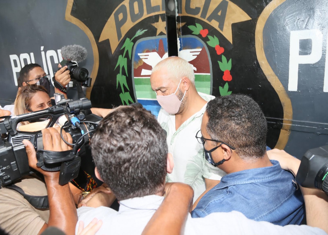 Belo deixa delegacia após passar a noite preso por show com aglomeração