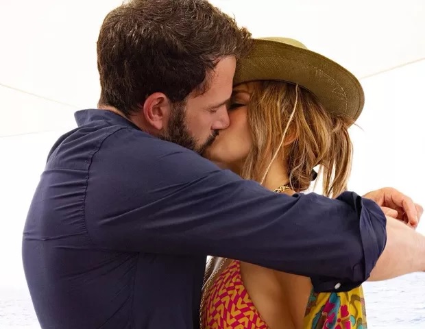 Jennifer Lopez e Ben Affleck anunciam noivado após reatarem romance de 18 anos atrás