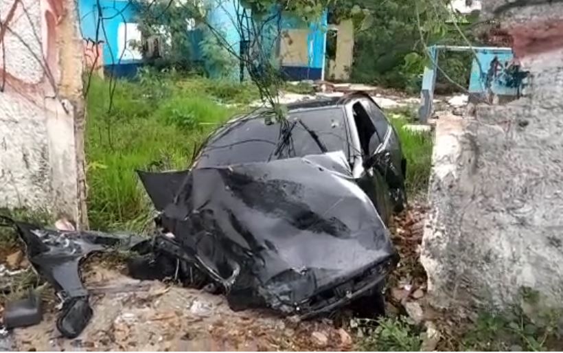 Casal fica ferido após carro se despedaçar em acidente com micro-ônibus em Manaus