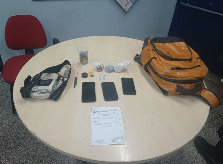 Foragido é preso após ser pego vendendo drogas em beco de Manaus