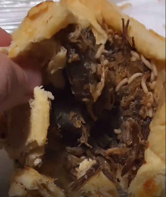 Cliente encontra salgado cheio de tapurus em cafeteria de Manaus; Veja vídeo