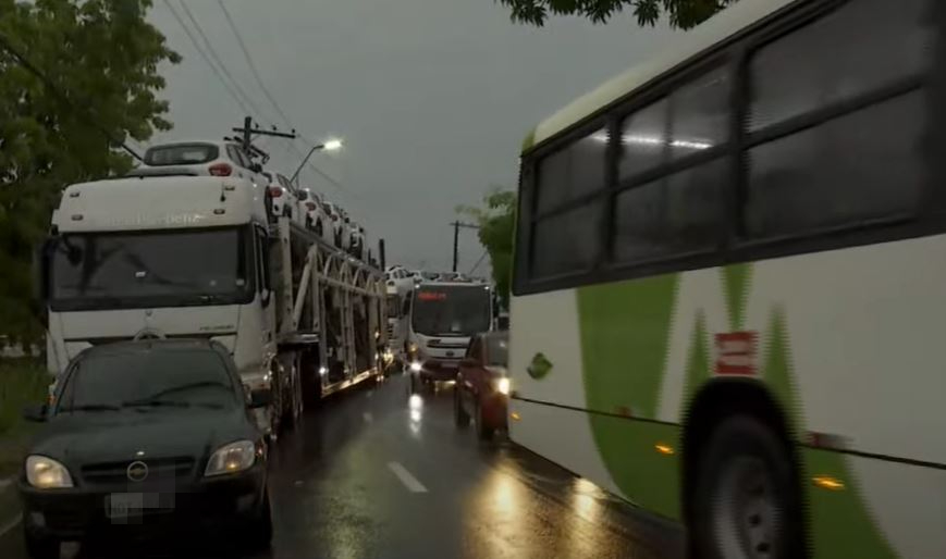Acidente causa congestionamento quilométrico na Av. Efigênio Sales