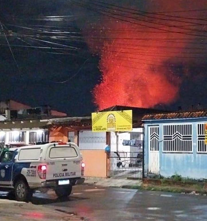 Casa pega fogo no Nova Cidade e suspeita é de incêndio criminoso