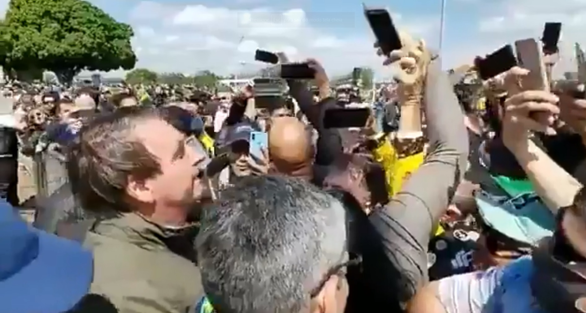Bolsonaro defende voto impresso em aglomeração sem máscara com apoiadores