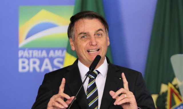 Bolsonaro sugere chás usado por indígenas contra covid após visita ao Amazonas