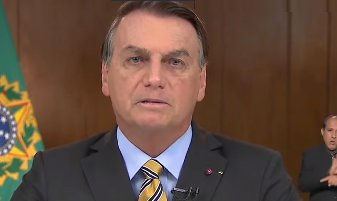 Sob pressão da CPI, Bolsonaro promete vacina para toda a população em 2021