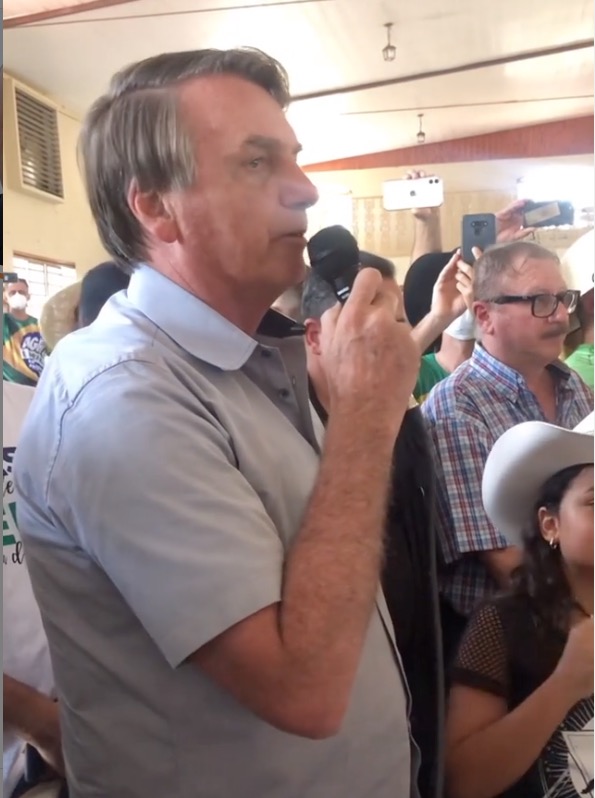 Em encontro com ruralistas, Bolsonaro, sem máscara, volta a causar aglomeração