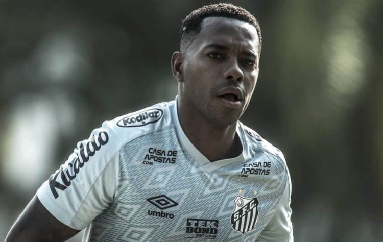 Robinho joga futebol na prisão com chuteira emprestada por detentos