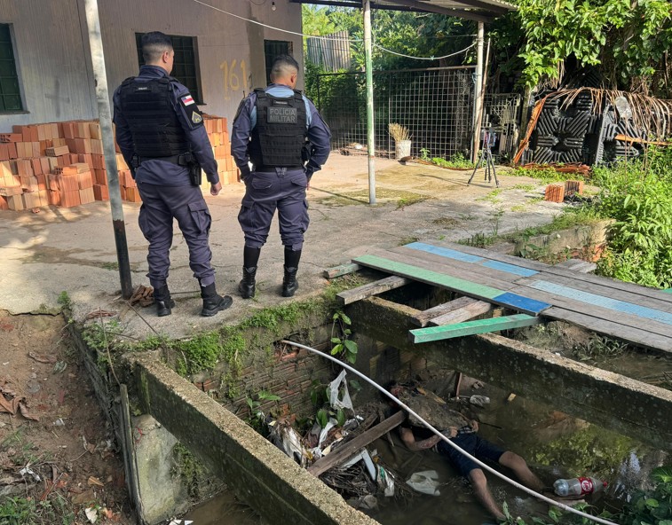 Assassinos matam jovem a tiros e jogam pedra gigante sobre o corpo no Cidade de Deus