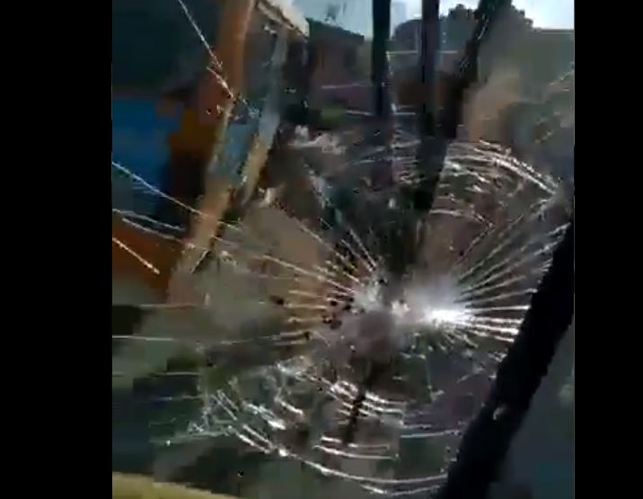 Vídeo: Funcionário de ‘Alternativo’ arrebenta para-brisa de ônibus a pedrada em Manaus