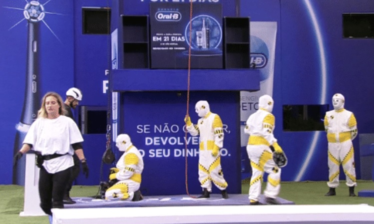 Bruna bate o nariz na Prova do Anjo e sai sangrando direito para o Confessionário