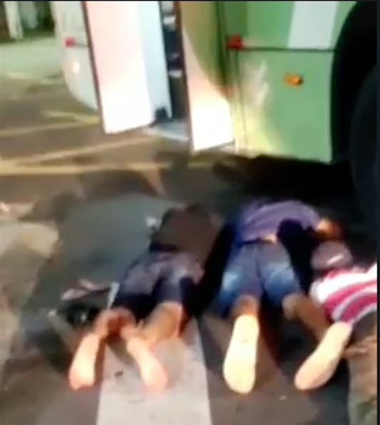 Motorista joga ônibus contra viatura da polícia no Centro de Manaus para escapar de assalto