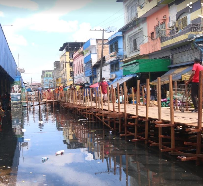 Rio Negro atinge cota de inundação severa e invade mais uma rua no Centro de Manaus