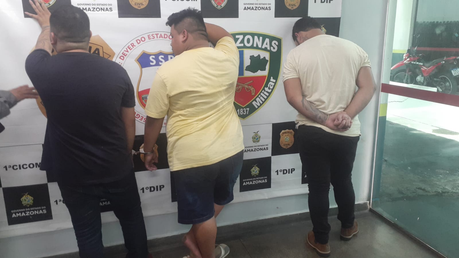Três são presos suspeitos de usarem 'chapolin' para furtarem carros em Manaus; vídeo