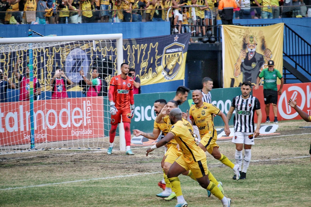 Com Arena lotada, Amazonas derruba o Botafogo-PB e garante acesso