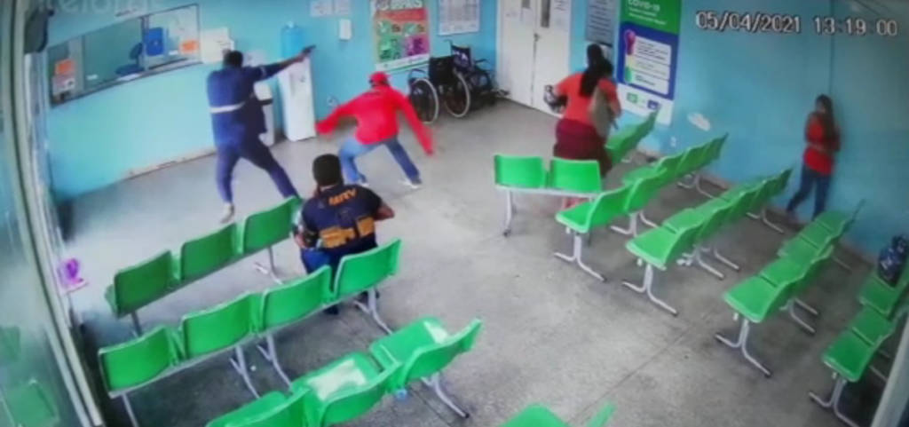 Vídeo: Segurança é baleado no rosto por assaltante dentro da UPA em Manaus