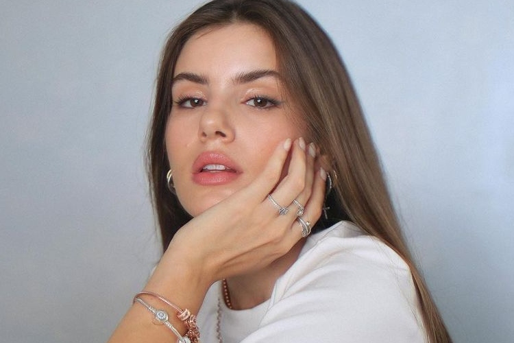 Camila Queiroz faz carta aberta emocionante para Angel e alfineta Globo