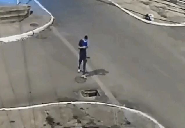 Homem cai em esgoto enquanto mexia no celular; Veja vídeo