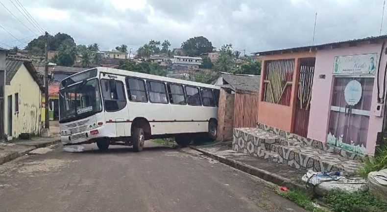 Ônibus perde freio e quase causa tragédia ao invadir casa no Amazonas