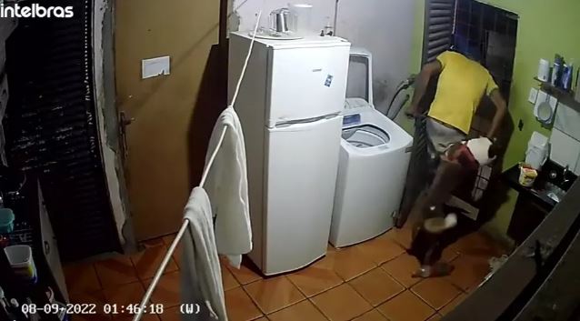 Assaltante é mordido por cachorro e pede para ser levado ao hospital pelos donos da casa