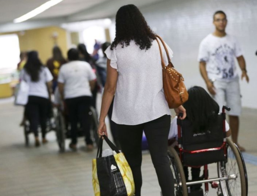 Justiça dá 72h para Estado devolver apoio escolar a alunos com deficiência no Amazonas