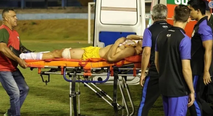 Goleiro do Grêmio Anápolis é baleado por policial durante jogo