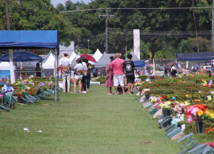 Cemitérios de Manaus contabilizam 700 mil visitantes no Finados