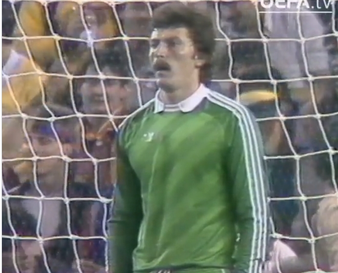 Morre ex-goleiro romeno que defendeu quatro pênaltis contra o Barcelona na final da Champions