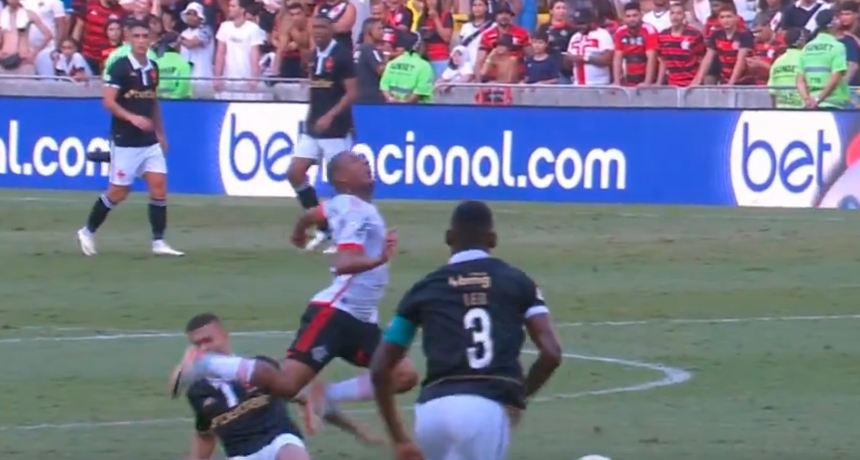 Zagueiro do Vasco é expulso após falta em cima de De la Cruz