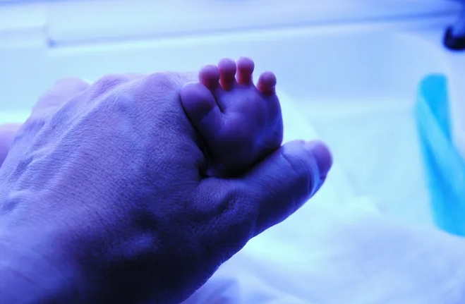 Justiça concede salário-maternidade a mãe após parto de natimorto no Amazonas