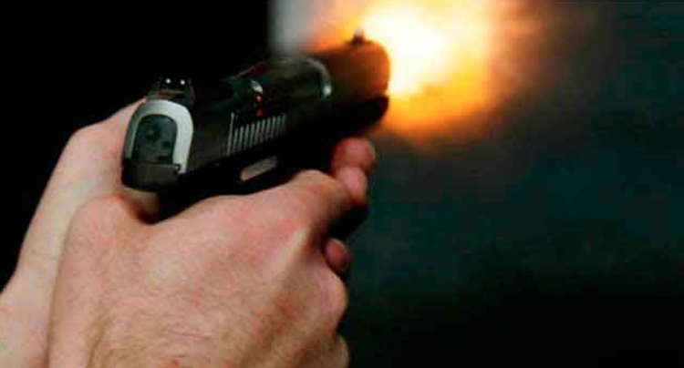 Encapuzados invadem delegacia e matam pai e filho suspeitos de matar sargento