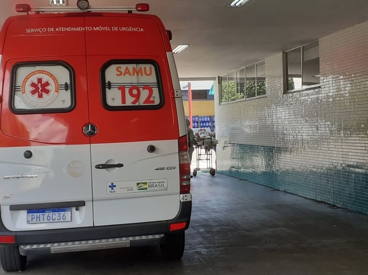 Mulher leva terçadadas de ex-companheiro em campo de futebol em Manaus