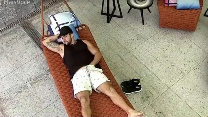 BBB21: Arthur coça o saco e cheira a mão ao vivo no Mais Você