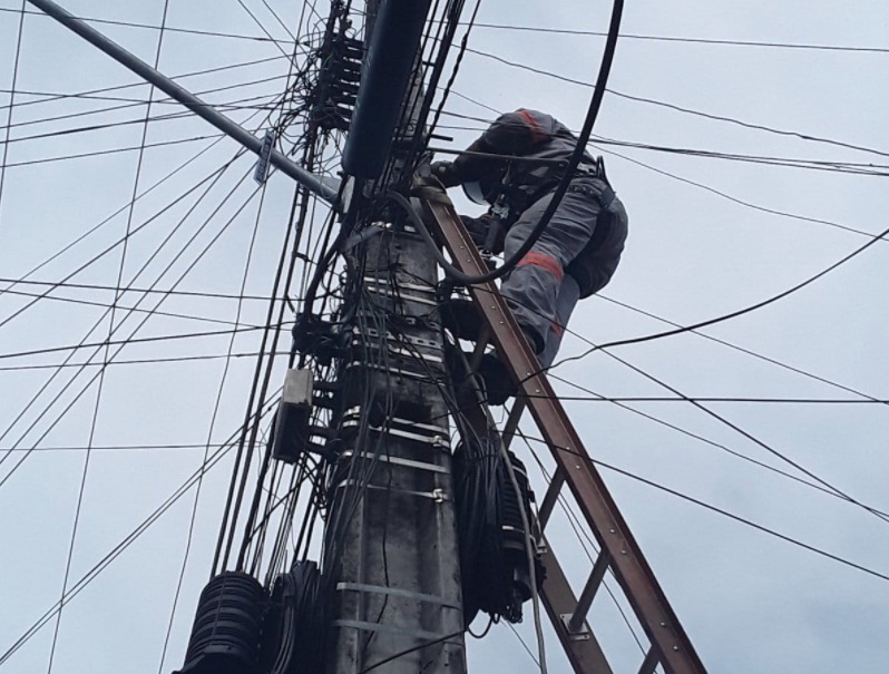 Amazonas Energia realiza fiscalização contra 'gatos' em bairros de Manaus 