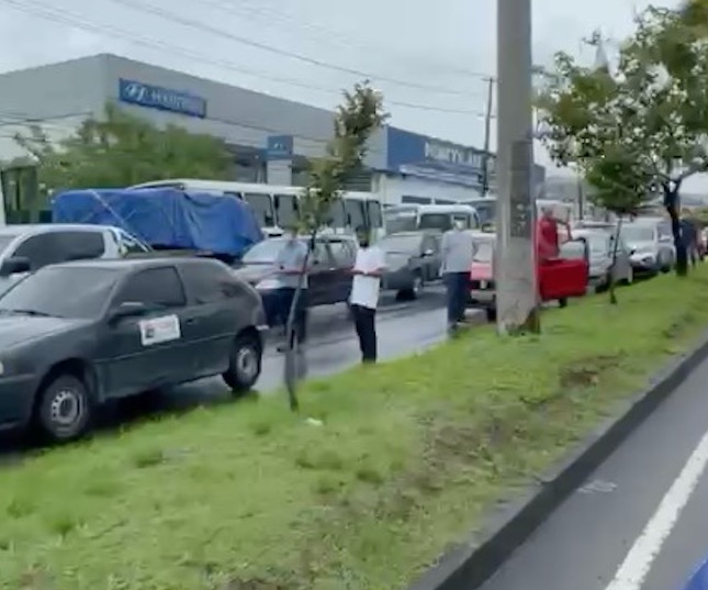 Vídeo mostra engarrafamento quilométrico após água invadir Torquato Tapajós
