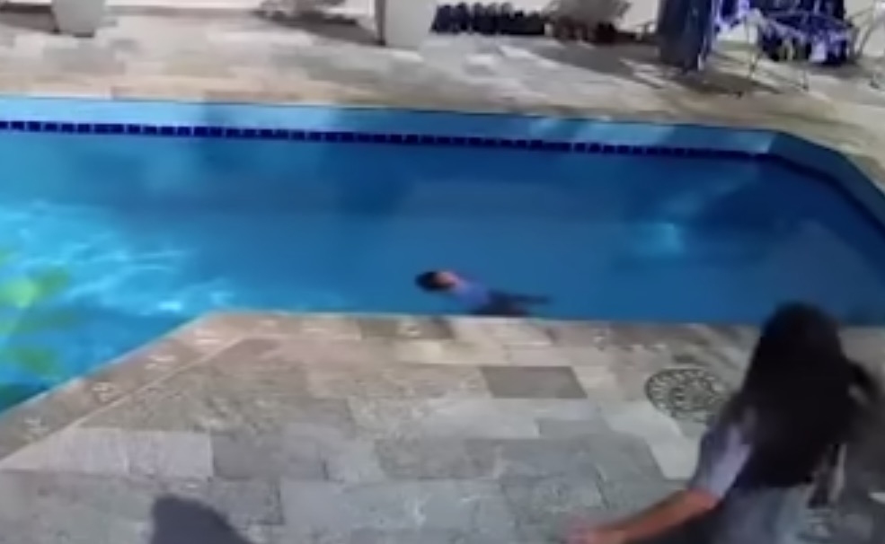 Criança de 3 anos cai em piscina e se salva após técnicas de natação; vídeo