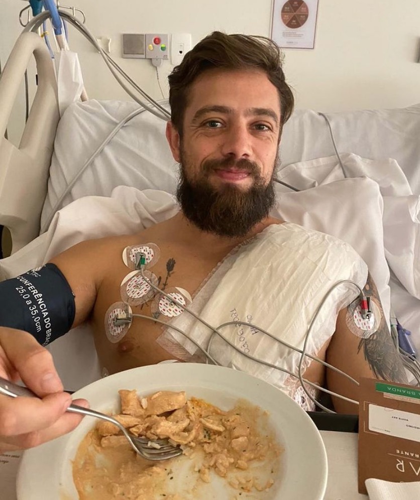 Rafael Cardoso passa por cirurgia e revela doença que pode causar morte súbita 