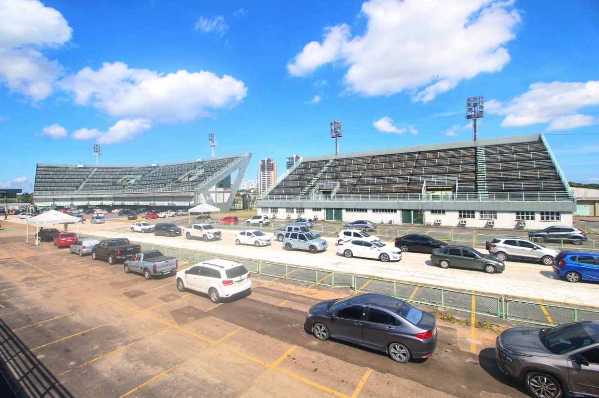 Viradão da vacinação de 45 a 51 anos tem longas filas em Manaus