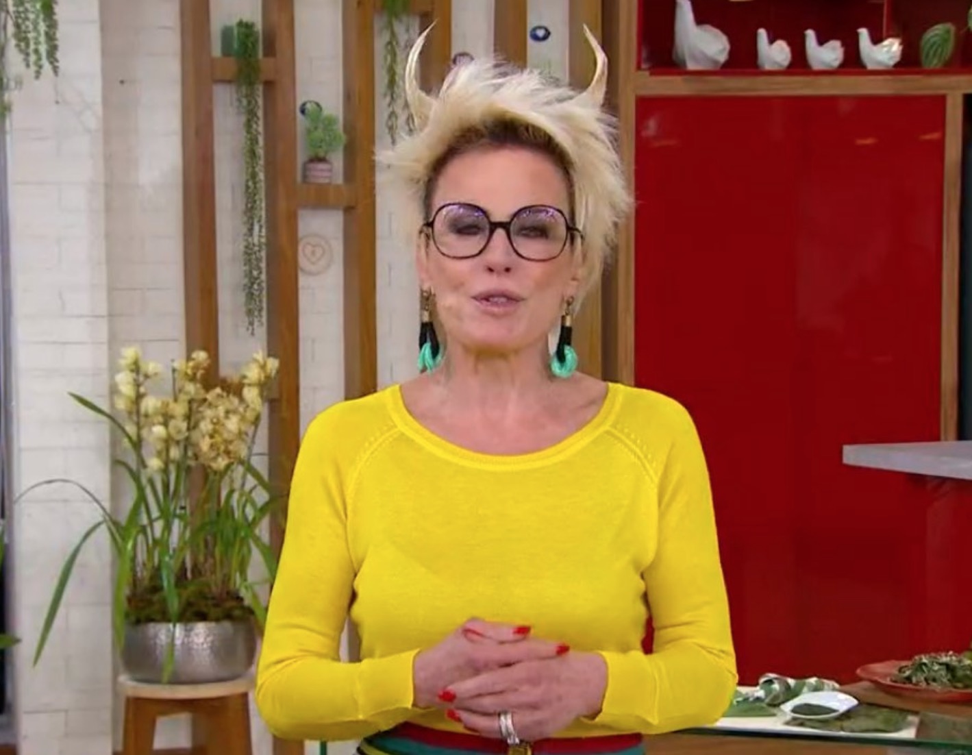 Ana Maria Braga surge com chifre na cabeça no Mais Você e intriga internautas