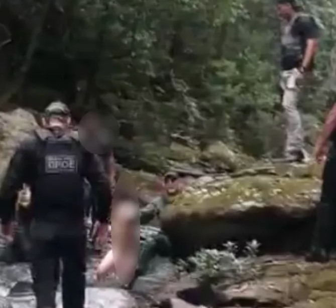 Vídeo mostra resgate de família feita refém por serial killer Lázaro em Goiás