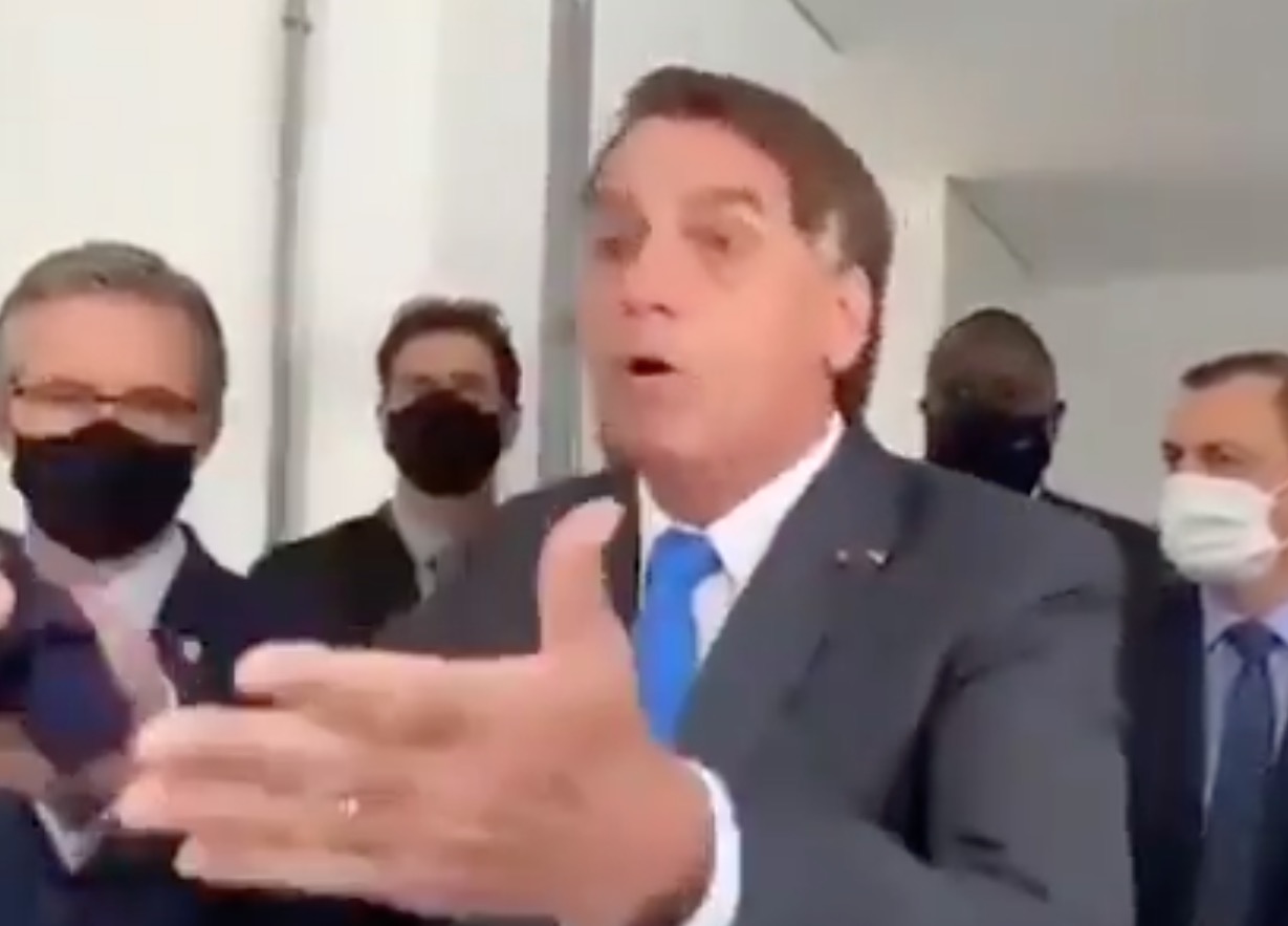 Vídeo: Bolsonaro grita e intimida jornalista da Globo: ‘cala a boca’