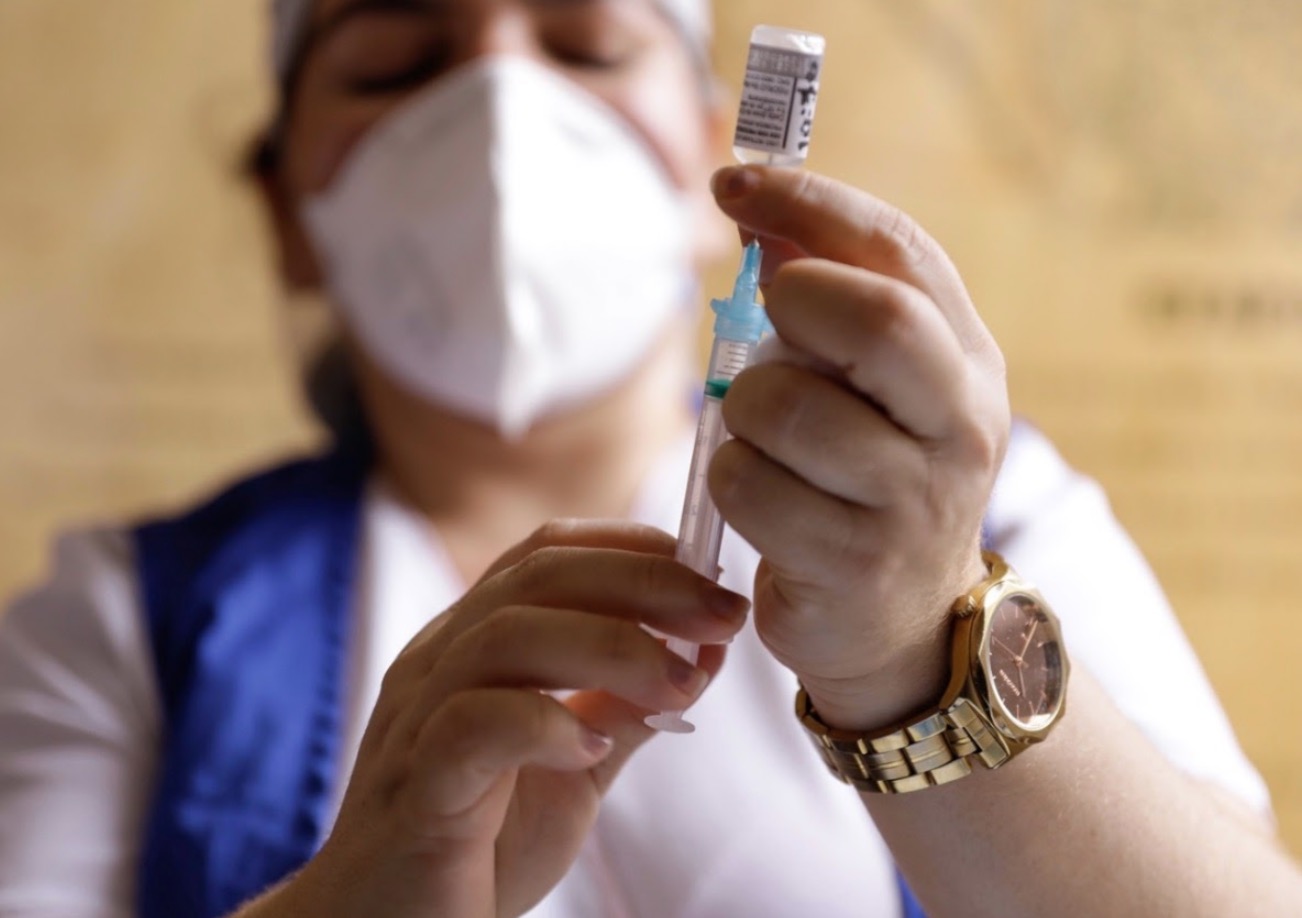 Vacinação contra covid para pessoas de 22 anos é antecipada em Parintins