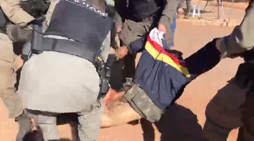 Vídeo mostra momento exato que policiais carregam Lázaro morto em Goiás