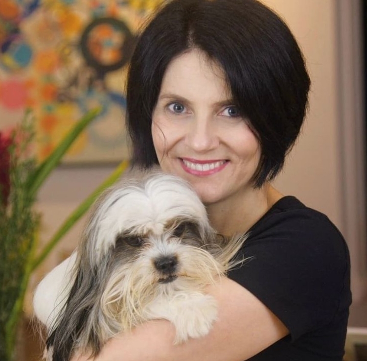 Com covid-19, viúva de Chico Anysio tem melhora e deixa UTI