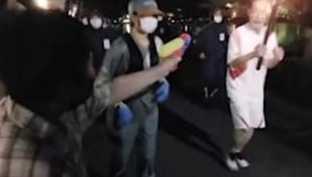 Mulher tenta apagar tocha olímpica com pistola d'água; Vídeo 