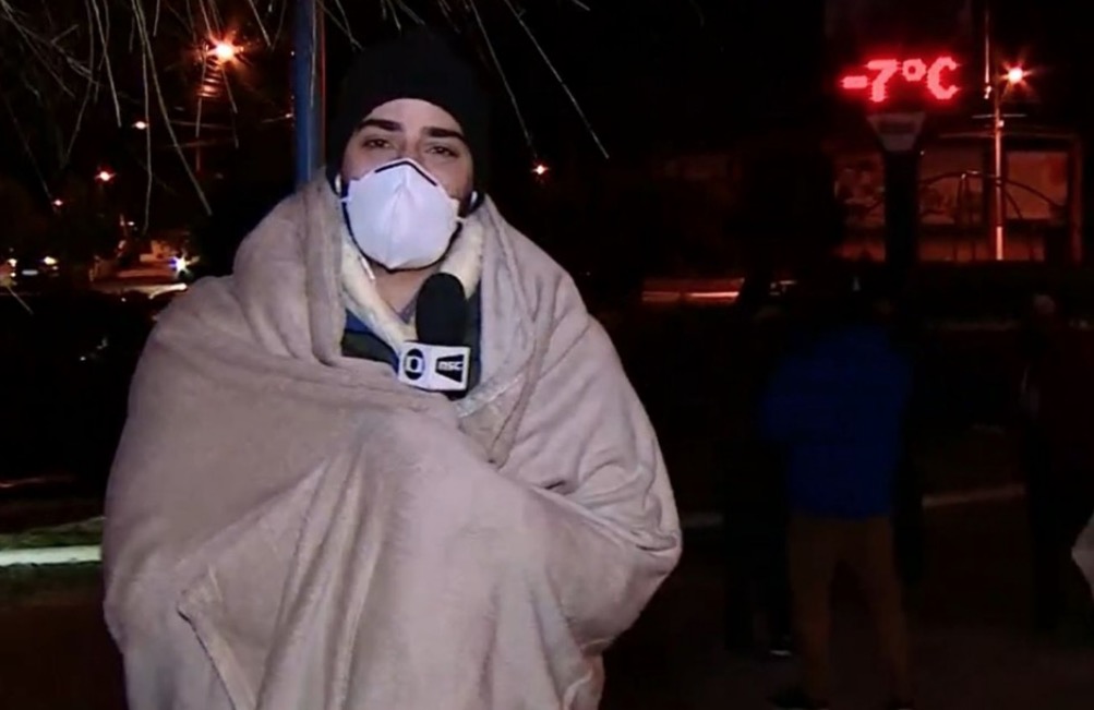 Repórter da Globo usa cobertor ao vivo sob - 7 ºC