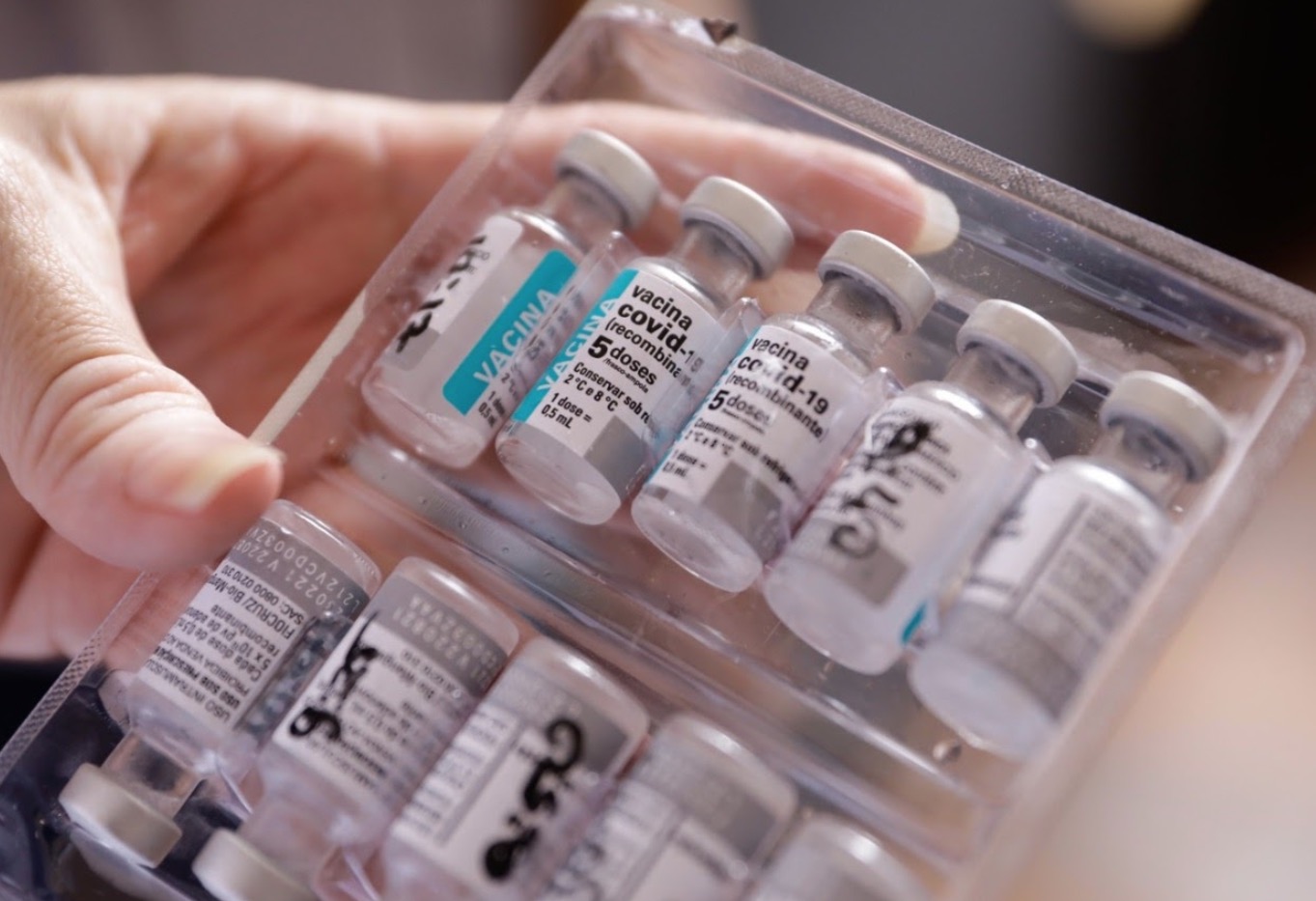 Combinar doses de Astrazeneca e Pfizer é eficaz contra covid, diz estudo