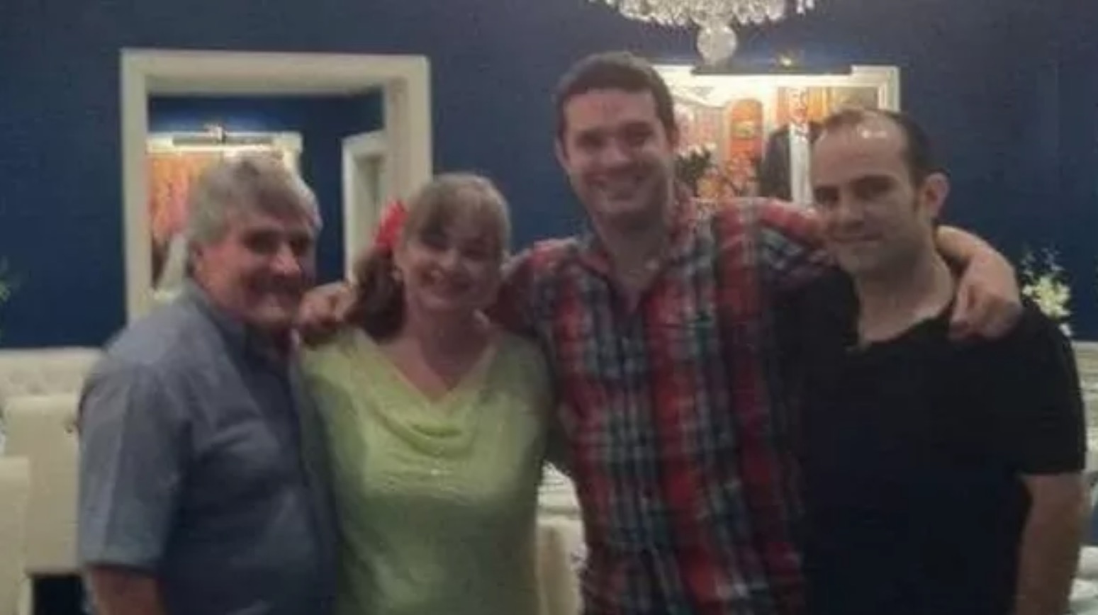 Homem perde irmão e pais que recusaram vacina contra covid