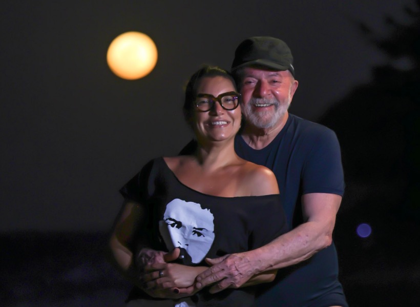 Namorada de Lula posta foto e perna musculosa do ex-presidente chama atenção